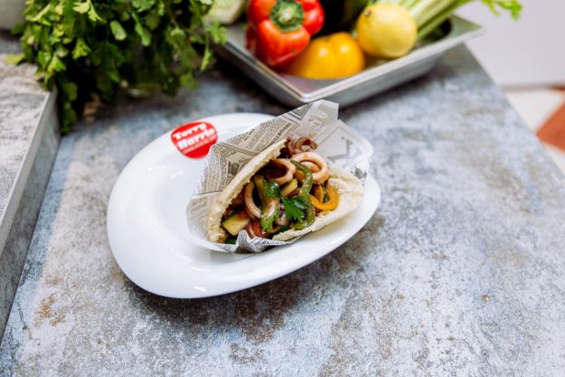 Bocadillo 2 de calamares con verduras y salsa de ostras – copia