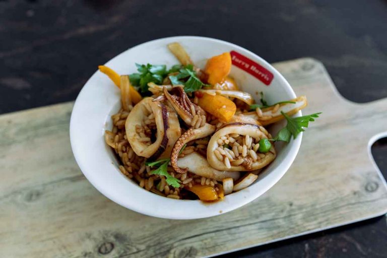 Wok de arroz y calamares picantes