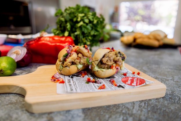 Bocadillo calamares con mayonesa de guacamole Bocadillo de calamares Torry Harris con mayonesa de guacamole