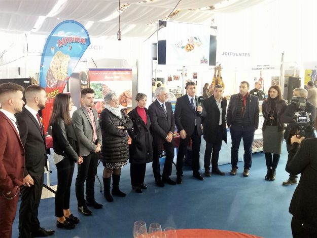 distribuidor Cifuentes y autoridades