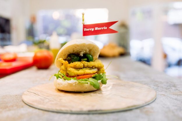 Bocadillo bacalao rebozado con curry y mouse de queso