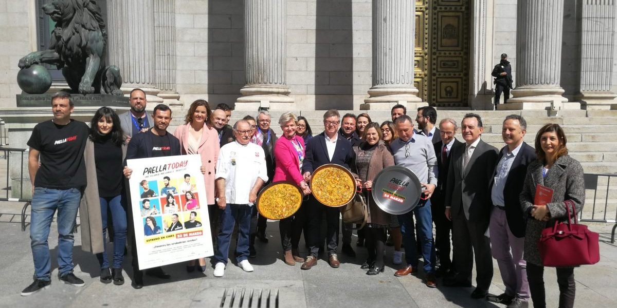 Torry Harris apoyando la paella en el Congreso Torry Harris ofrece sus productos en el comedor del congreso de los diputados