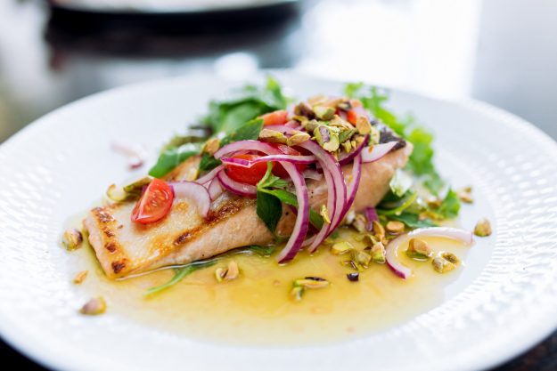 Salmón-plancha-con-cítricos-pistachos