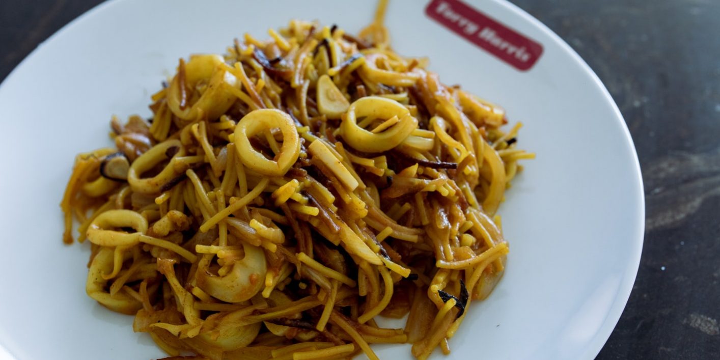 fideuá de calamares encebollados