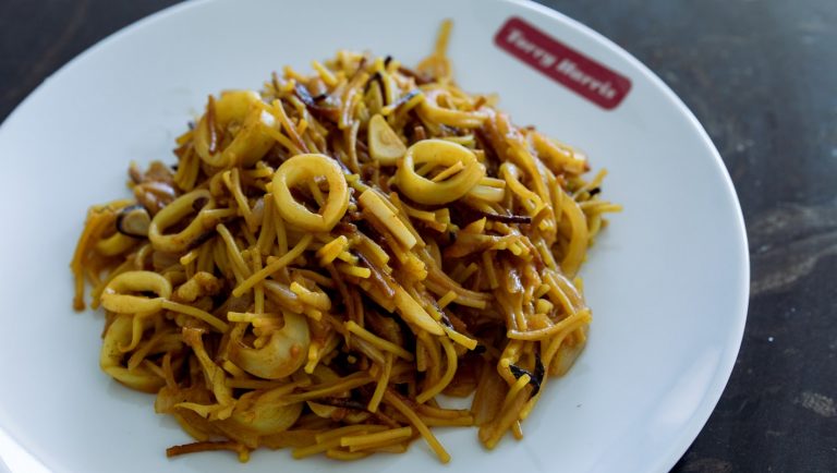 fideuá de calamares encebollados