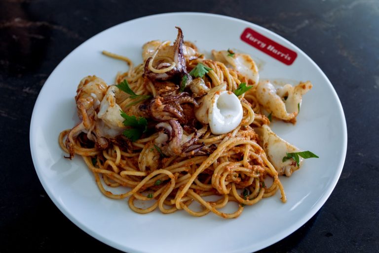 espaguetis con calamares y romescu