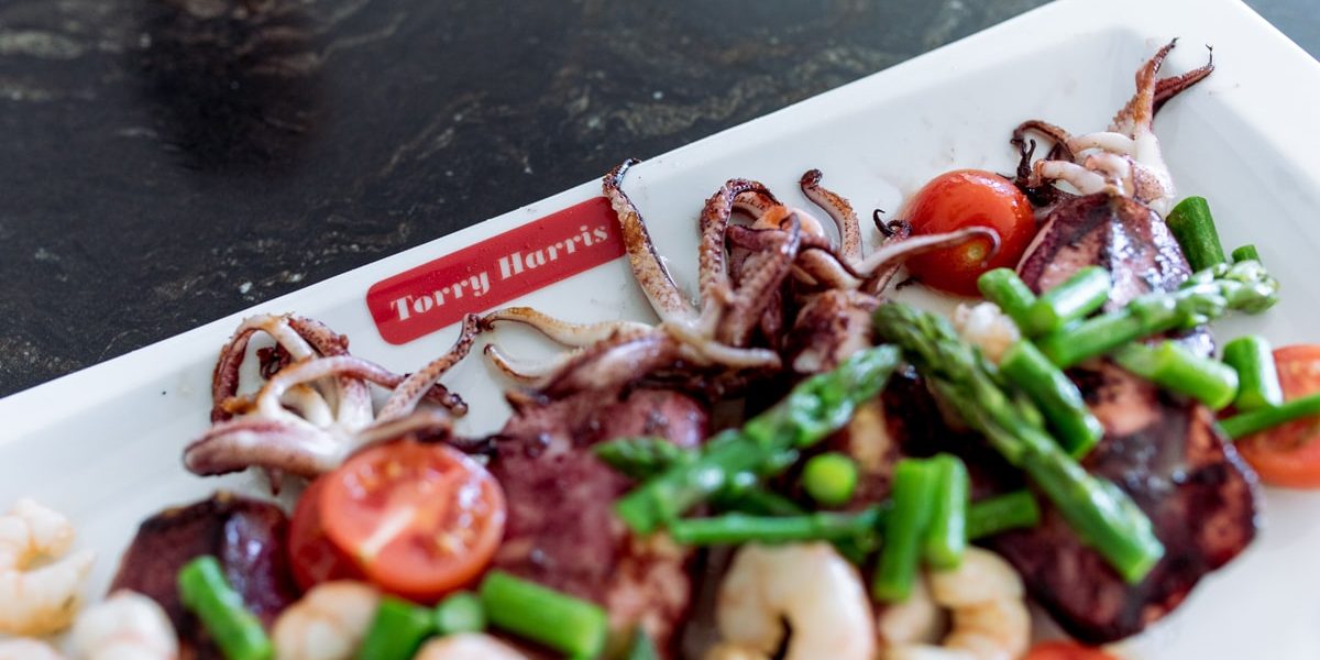 calamares con salteado de gambas y espárragos