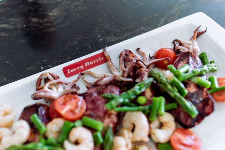 calamares con salteado de gambas y espárragos