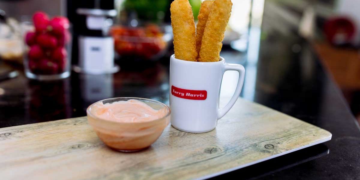 Ración de palitos de mar empanados para la hostelería