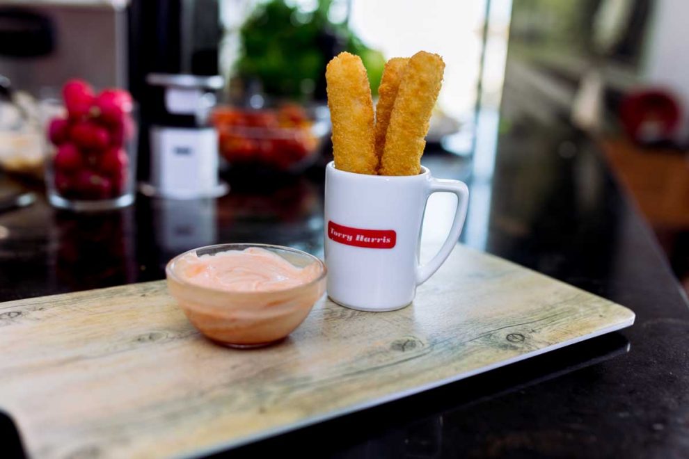 Ración de palitos de mar empanados para la hostelería