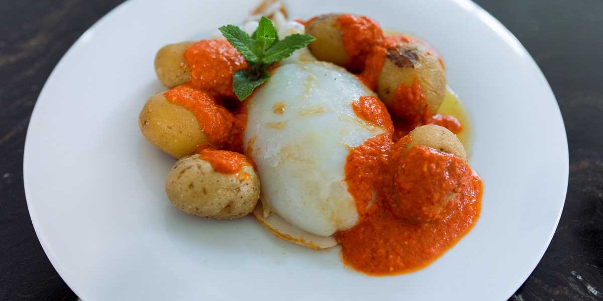 Sepia con patatas y salsa estilo mojo picón.