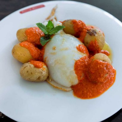 Sepia con patatas y salsa estilo mojo picón.