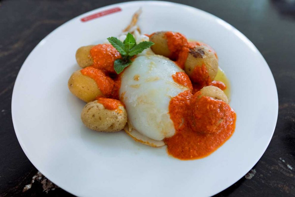 Sepia con patatas y salsa estilo mojo picón.