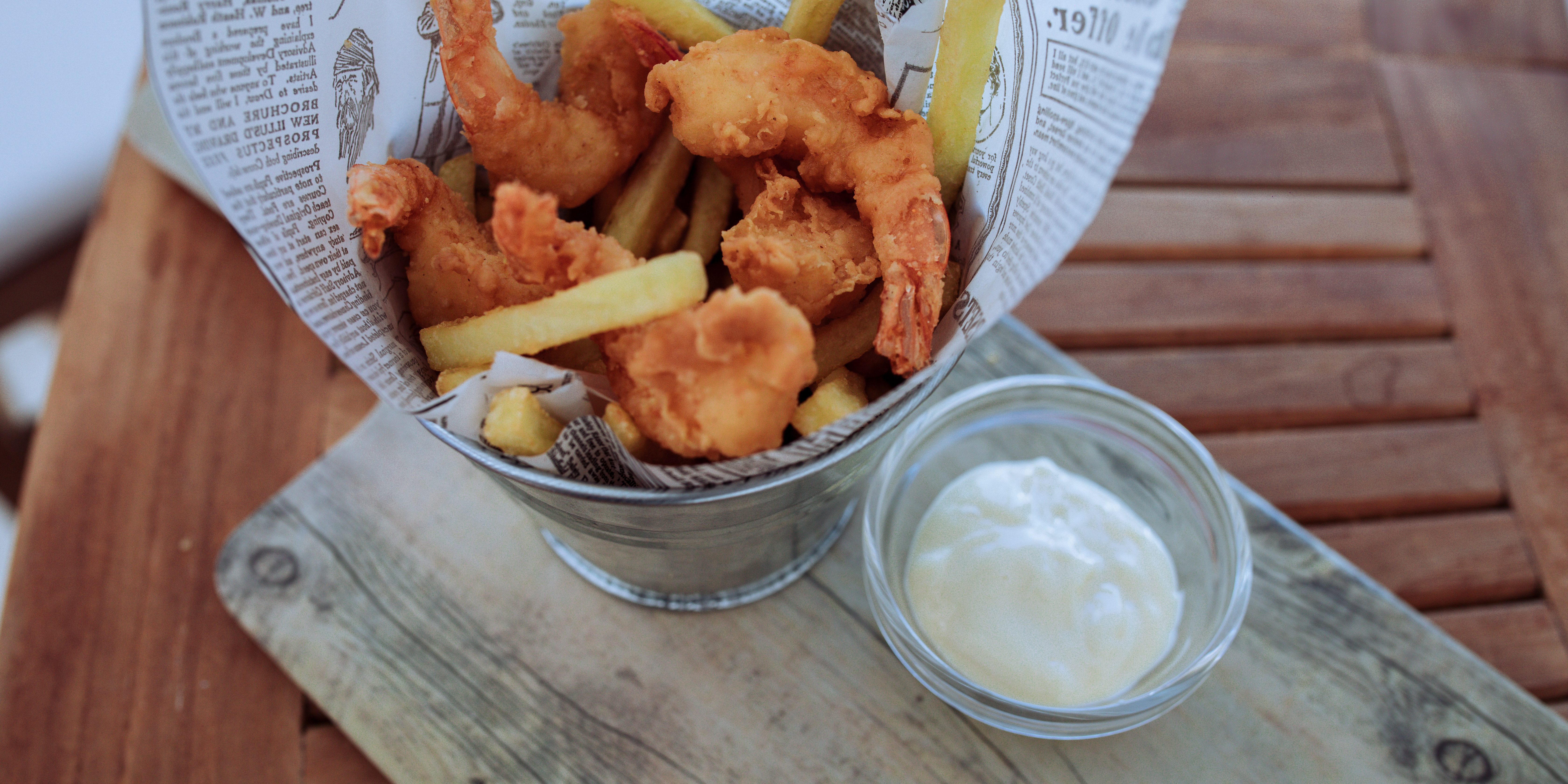 cubo de langostinos chipotle con patatas fritas