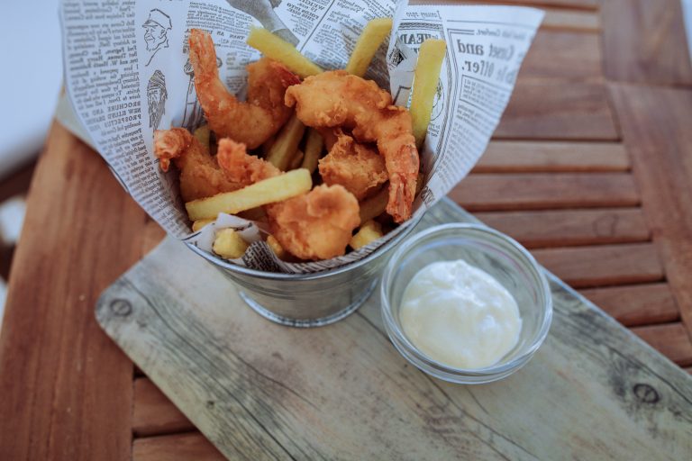 cubo de langostinos chipotle cubo de langostinos chipotle con patatas fritas