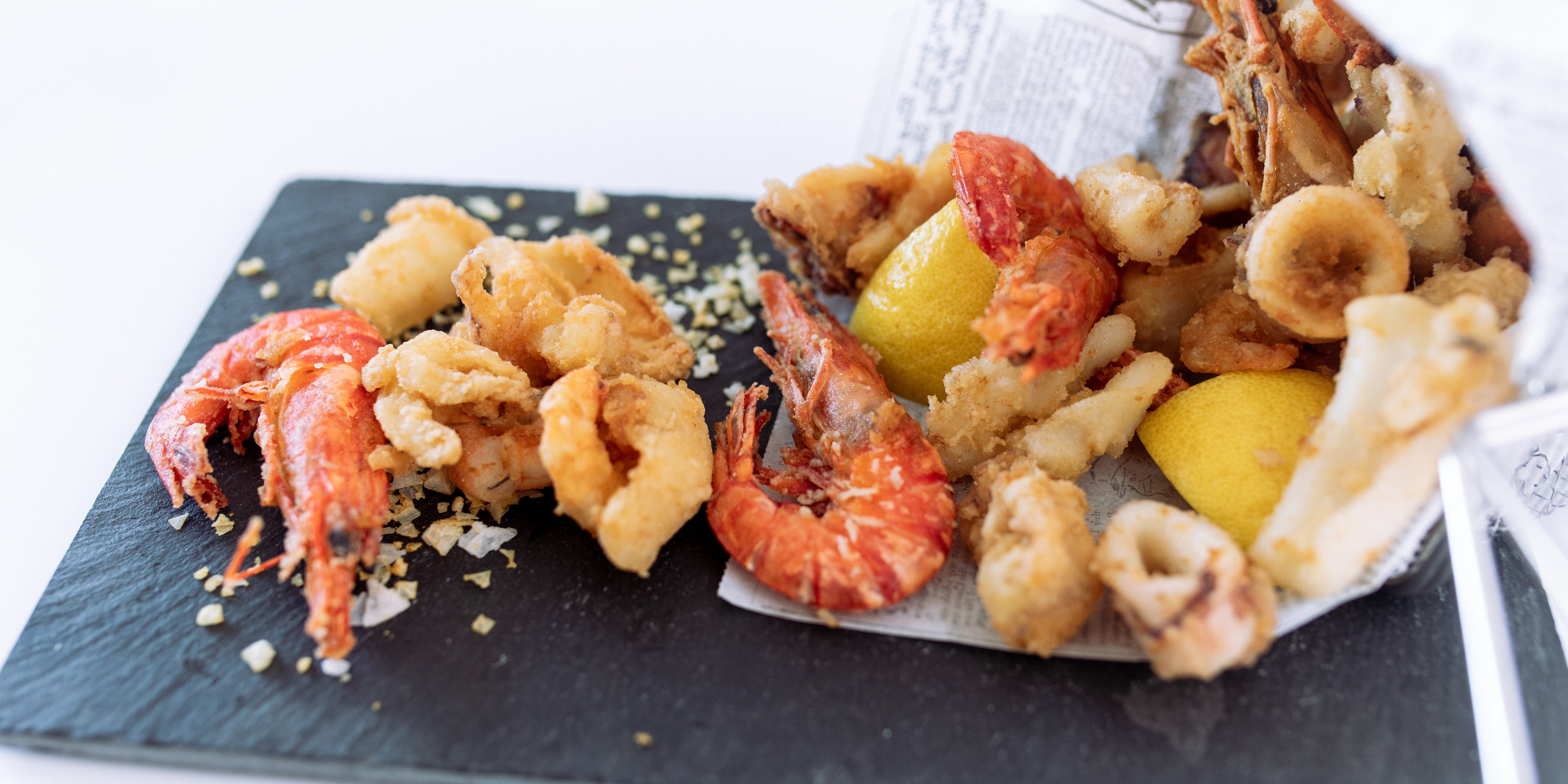 Fritura de mar, sepia, calamar y langostinos