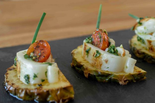 canape de sepia sobre piña a la plancha Tapa veraniega para hostelería