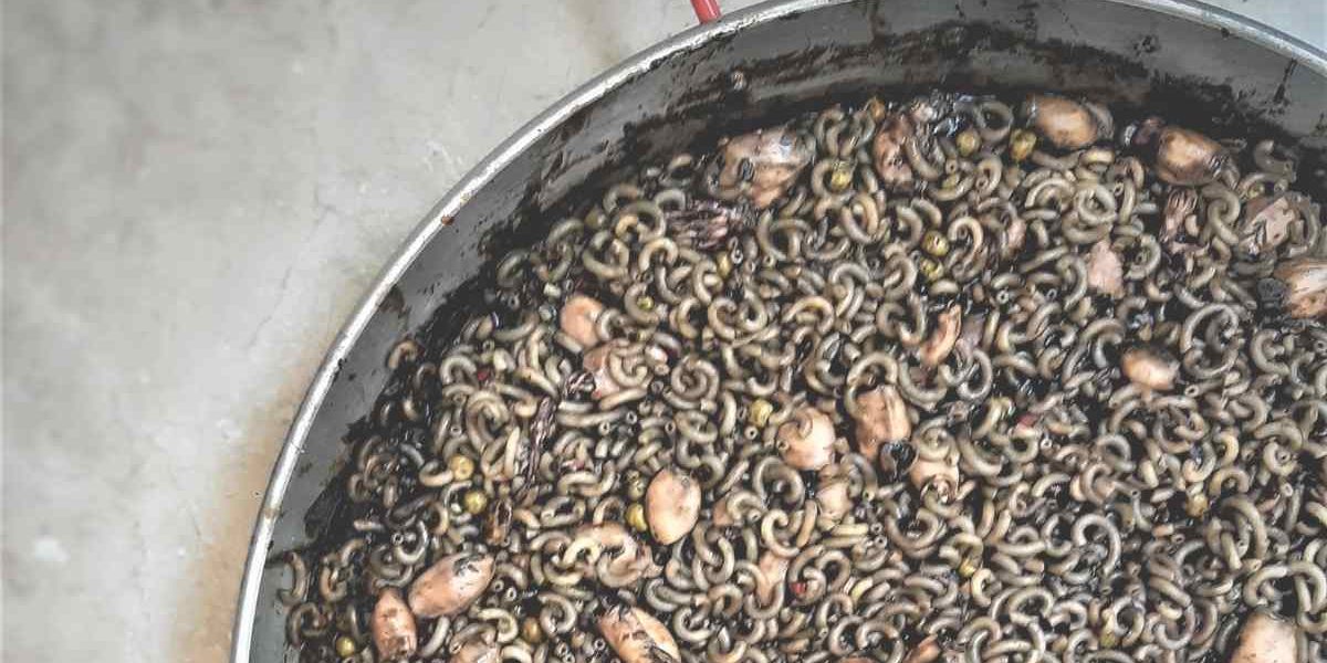 Fideua con guisantes Fideuá de puntillas en su tinta con guisantes