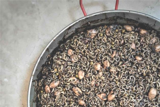 Fideua con guisantes Fideuá de puntillas en su tinta con guisantes