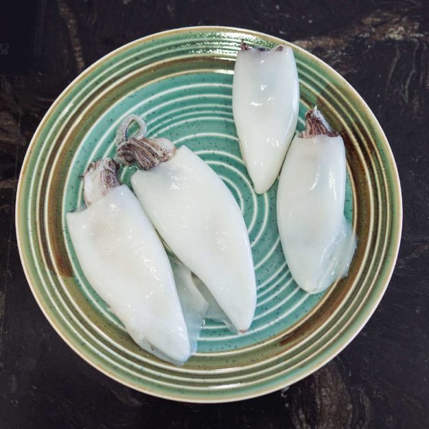 Cómo interpretar la etiqueta del pescado Torry Harris calamar limpio crudo en plato torry harris