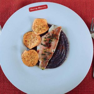 filete gallineta con batata y puré remolacha torry harris