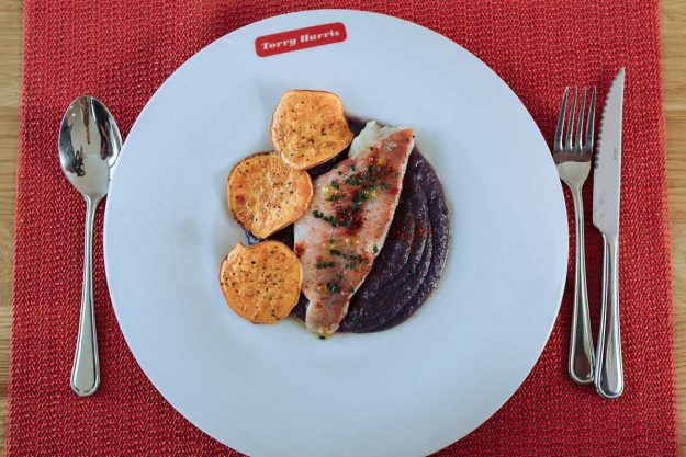 Filete Gallineta Torry Harris filete gallineta con batata y puré remolacha torry harris