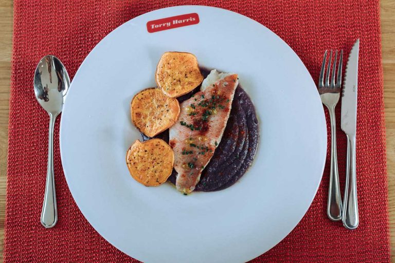 Filete Gallineta Torry Harris filete gallineta con batata y puré remolacha torry harris