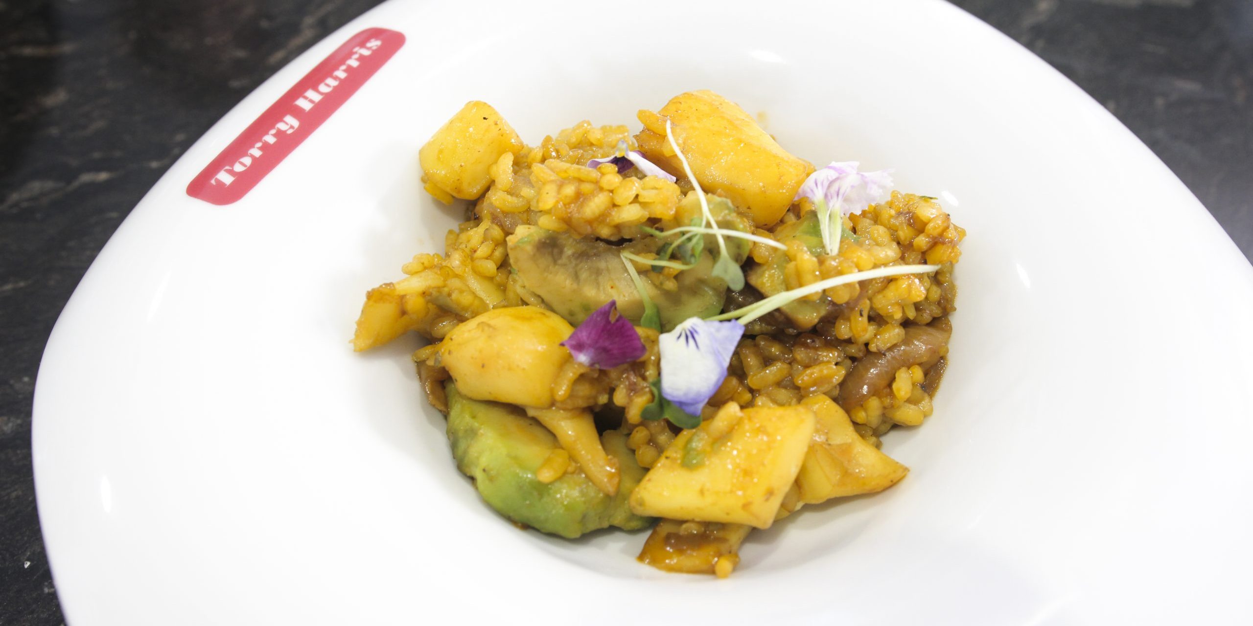 Arroz con sepia y aguacate