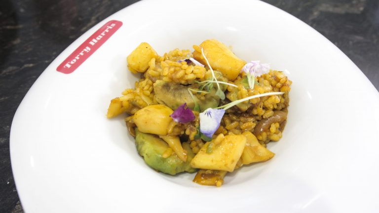 Arroz con sepia y aguacate